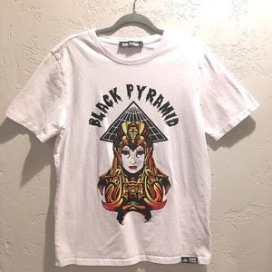 🌻3/$25 Men’s Black Pyramid Graphic Tee